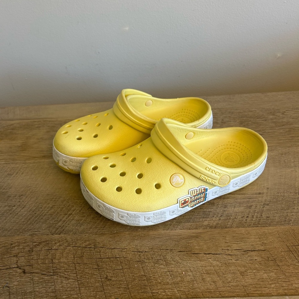 Crocs Disney Parks‎ Walt Disney World Logo Retro Pale Yellow Mens 4 Womens 6